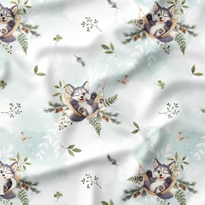 Può includere: Motivo ripetuto con lupi grigi dei cartoni animati che ammiccano e si rilassano in amache tessute. Le amache sono decorate con fogliame verde e pigne. Lo sfondo è un lavaggio acquerello azzurro chiaro con foglie e farfalle sparse.