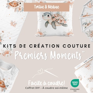 Può includere: Una collezione di kit di cucito per bambini con un design a tema tartaruga e medusa. I kit includono un cuscino, un bavaglino, tessuto e altri articoli, tutti decorati con illustrazioni ad acquerello di creature marine e fiori. Il testo "Premiers Moments" è visibile.