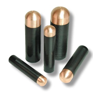 Op de afbeelding: Set van vier koperen las-elektroden met zwarte geribbelde handvatten. De elektroden zijn van verschillende grootte.