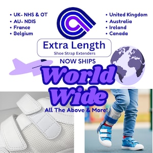 Peut inclure: L'image présente des rallonges de lanières de chaussures blanches et un enfant portant des chaussures bleues avec des rallonges. Le texte comprend "Extra Length Shoe Strap Extenders" et "World Wide". Un avion violet et un globe sont également visibles.
