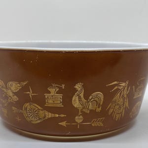Vintage Pyrex Casserole Dish: Early American Brown, 2.5 Quart
