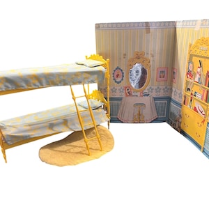 Può includere: Un letto a castello giallo con una scala, un tappeto giallo e uno sfondo di casa delle bambole. La biancheria da letto ha un motivo azzurro e giallo. Lo sfondo della casa delle bambole presenta una vanità, uno specchio e una mensola con oggetti in miniatura.