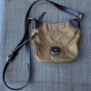 Autêntica Dooney & Bourke Brown Nylon e couro Crossbody, Wayfarer Nylon Messenger, Carteiro,