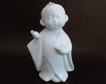 Selflessness Child statuette Japanese porcelain okimono (ornamental) sculpture #8503