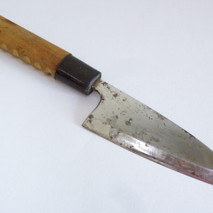 Cuchillo de chef antiguo de Deba, cuchillo de cocina japonés de alta calidad, hecho a mano y firmado, acero al carbono forjado a mano, mango de madera, óxido y suciedad. DEFECTOS #8480
