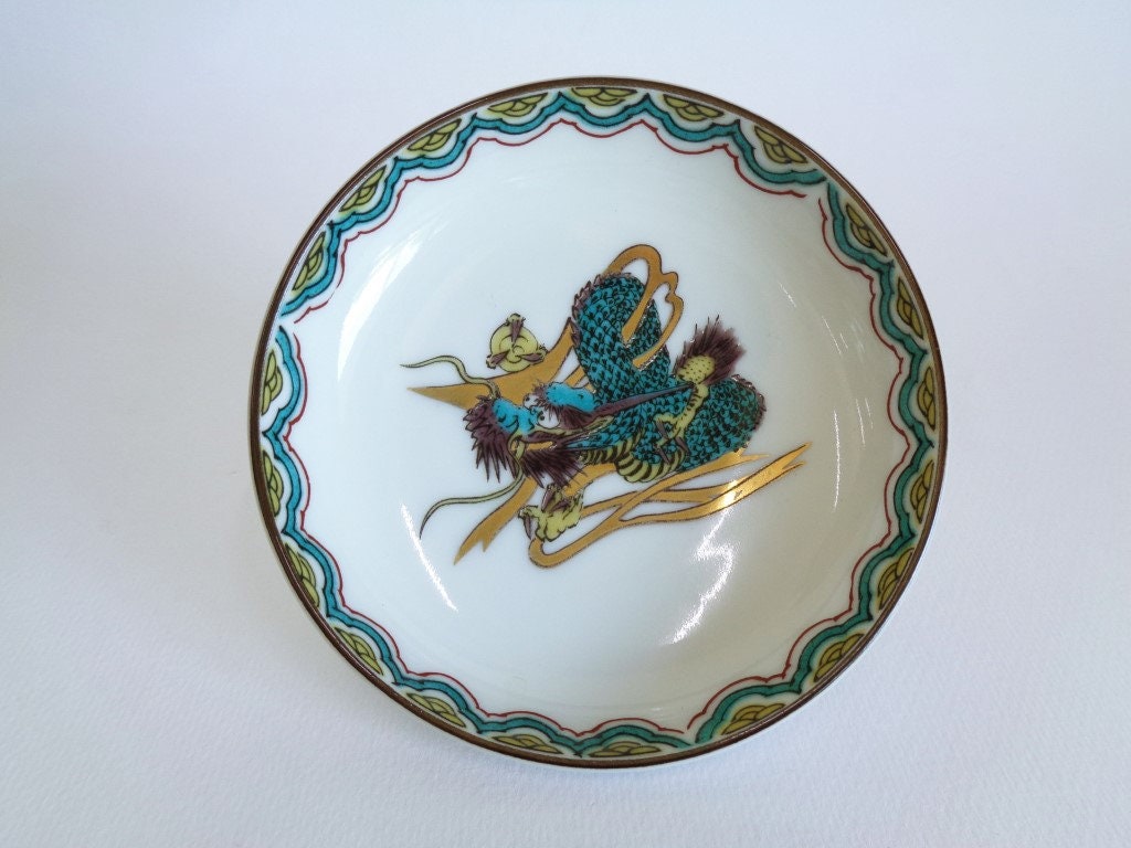 龍文様 陶磁器 飾り皿　新品未使用品 九谷焼 飾り皿 龍文様 Sサイズ ヴィンテージ 九谷焼 手描き マーク入り