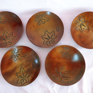 May include: A set of three ceramic nesting bowls in graduating sizes. The bowls are white with a speckled, textured finish. The largest bowl is approximately 18 cm in diameter, the medium bowl is 15 cm, and the smallest is 13 cm.