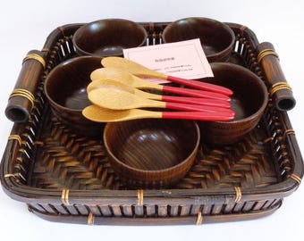 Juego de 11 cuencos de madera lacada, cucharas de bambú y bandeja tejida. Lacado japonés n.° 8460.