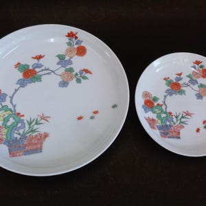 Platos Kakiemon (par) de porcelana japonesa Arita, calidad del horno Tetsuyama, marcados con el número 8505.