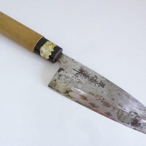 Cuchillo de chef antiguo de Deba, cuchillo de cocina japonés de alta calidad, hecho a mano y firmado, acero al carbono forjado a mano, mango de madera, óxido y suciedad. DEFECTOS #8480
