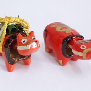 Akabeko rote Kuh Sammlung von 2 Stück, Vintage japanische Pappmaché Wackelkopf Kühe Japan Mingei Volkskunst #8480
