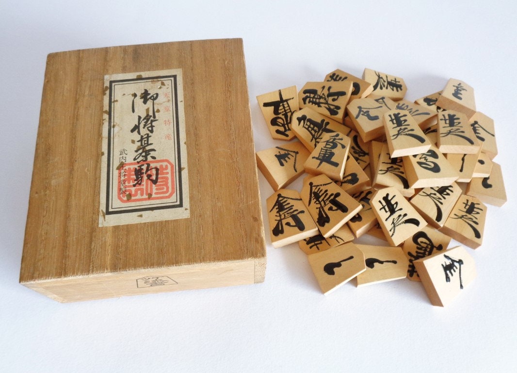 SHOGI (JAPANESE CHESS) TRADITIONAL SET WITH WOODEN PIECES & VINYL MAT (M47)