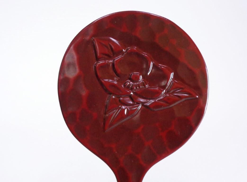 鎌倉彫りの手鏡、木製工芸品、手彫りの花、箱入り、未使用 #8490