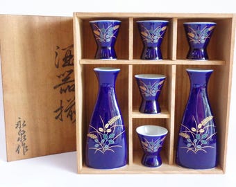 Sake set Shuki -2 Tokkuri Flasks & 5 Sake cups ,Japanese Arita Eizumi Cobalt blue porcelain Marked-signed, Wooden tomobako box #8450