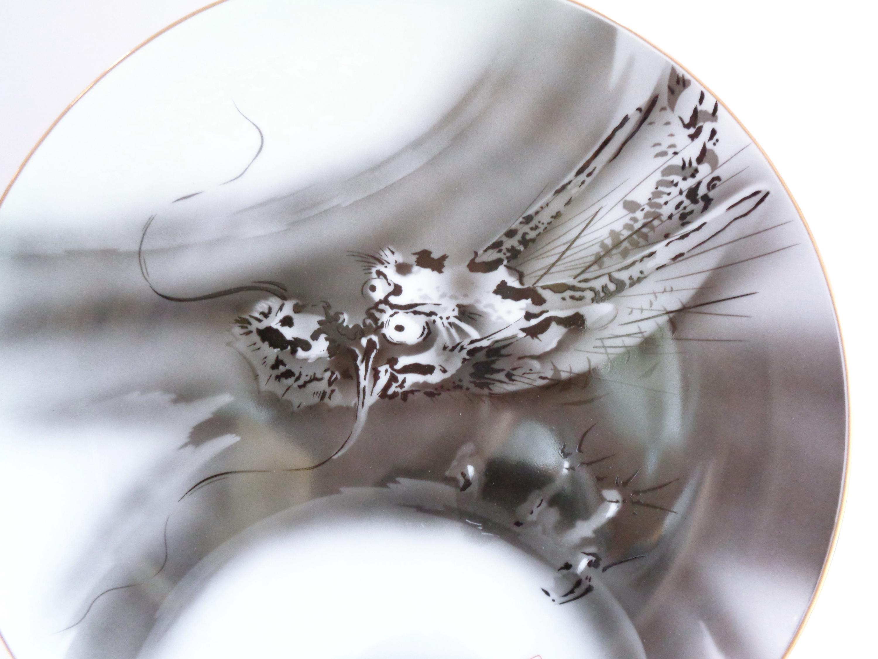 龍の飾り皿 日本製 深川高級磁器 ディスプレイ用装飾皿 刻印番号：8480