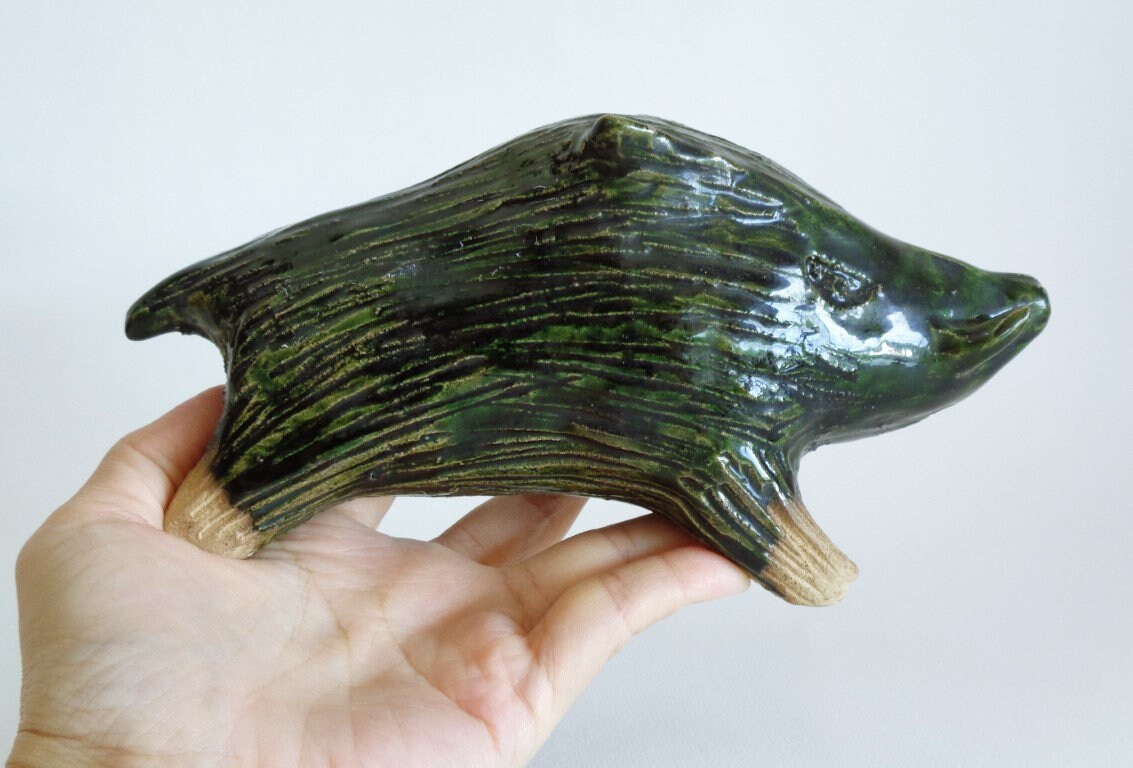 猪の置物飾り、日本の手作り織部銘入り陶器猪彫刻、友箱木箱入り