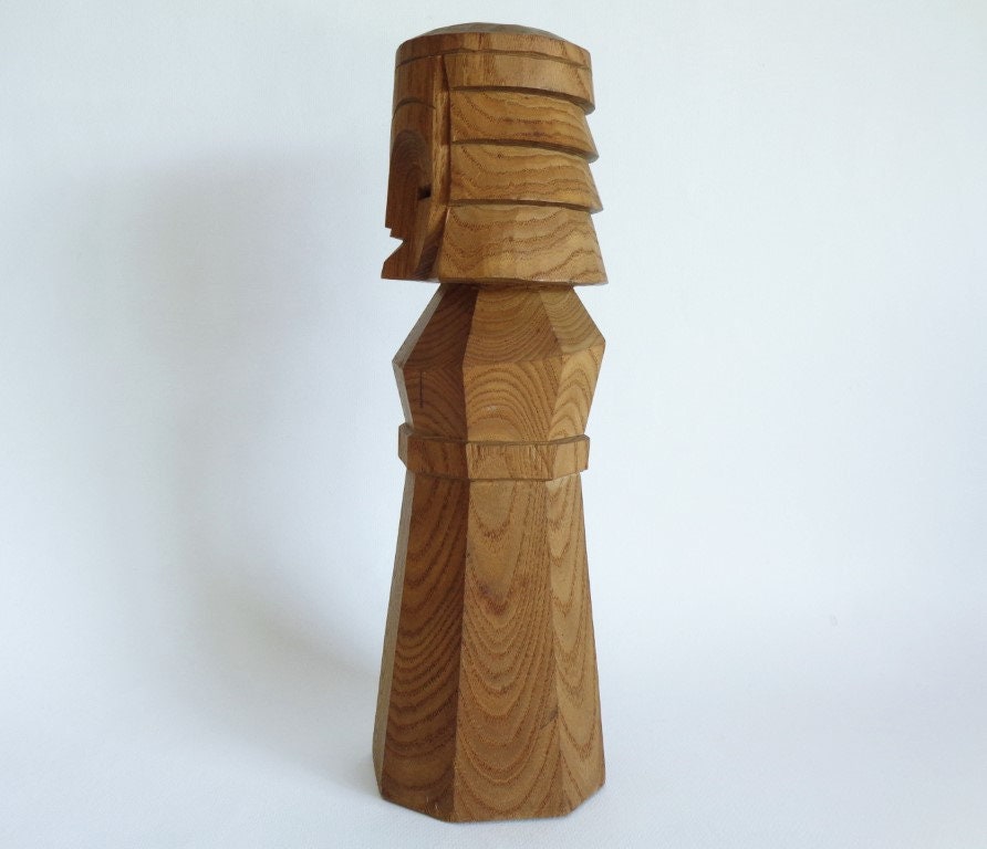 網走木彫りの大きなニポポこけし人形。網走刑務所で作られた堅い木から