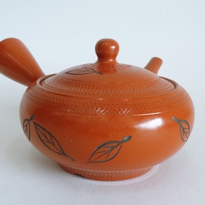 Teiera Kyusu con foglia intagliata, ceramica giapponese marcata Yokode no Kyusu con colino in acciaio inossidabile, mai usata, in scatola #S7324