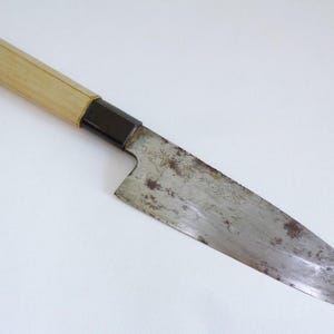 Cuchillo de chef Gyuto antiguo, cuchillo de cocina japonés de alta calidad, hecho a mano y firmado, acero al carbono forjado a mano, mango de madera, óxido y suciedad. DEFECTOS #8480