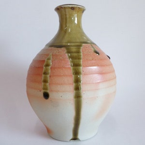 花瓶　薪窯陶器 備前焼の花瓶 日本の薪窯で焼かれた芸術的な陶器 灰釉 美術陶器