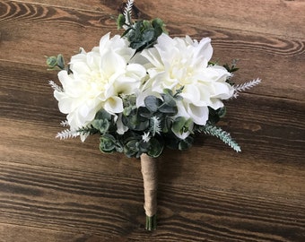 simple white bridesmaid bouquets