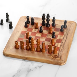Ręcznie robiony zestaw szachowy z drewna oliwnego | Spersonalizowana drewniana szachownica z figurami + zestaw do woskowania pszczelego