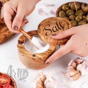 Zoutkelder met deksel en lepel handgemaakt van olijfhout | ArtisRaw Zoutdoos | Houten zouthouder +GRATIS personalisatie en houten bijenwas