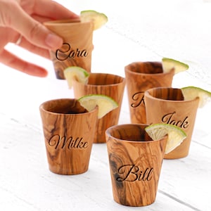Ensemble de verres à liqueur personnalisés faits main en bois d'olivier - Petites tasses en bois faites main (+ personnalisation et cire d'abeille GRATUITES)