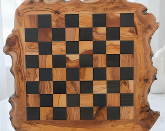Scacchiera in legno d'ulivo realizzata a mano, con possibilità di personalizzazione e scelta dei pezzi.