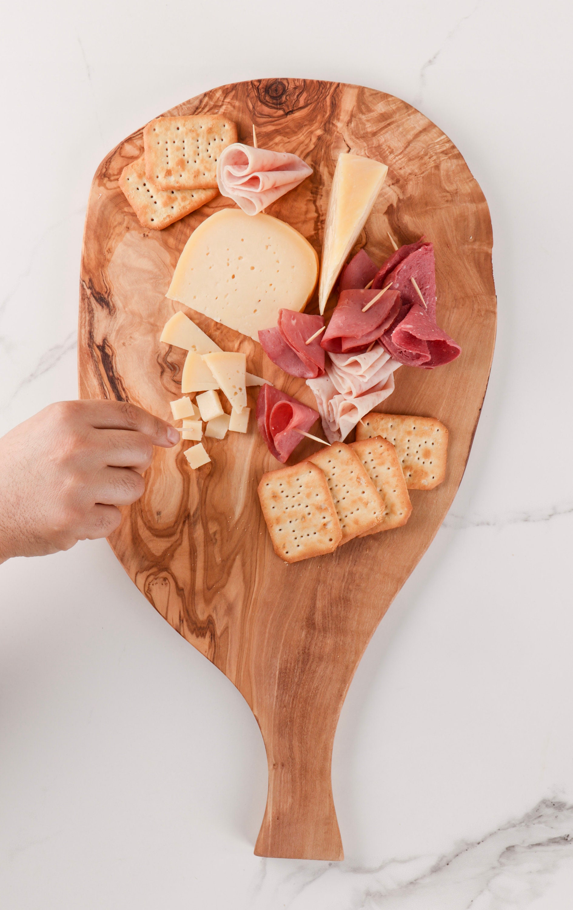 ハンドル付き大型オリーブウッドカッティングボード：パーソナライズ