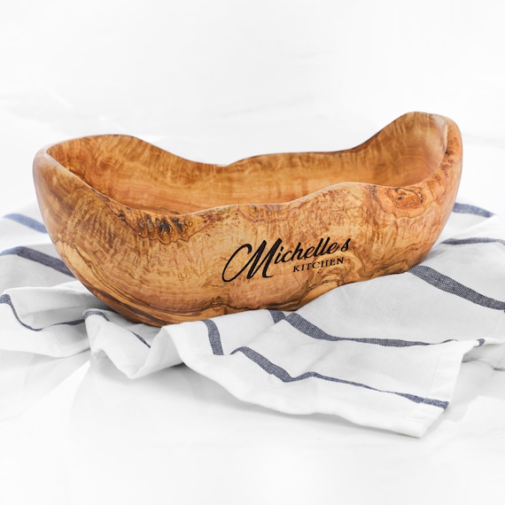手作りオリーブウッドサラダボウル：素朴な彫刻入り木製ボウル +