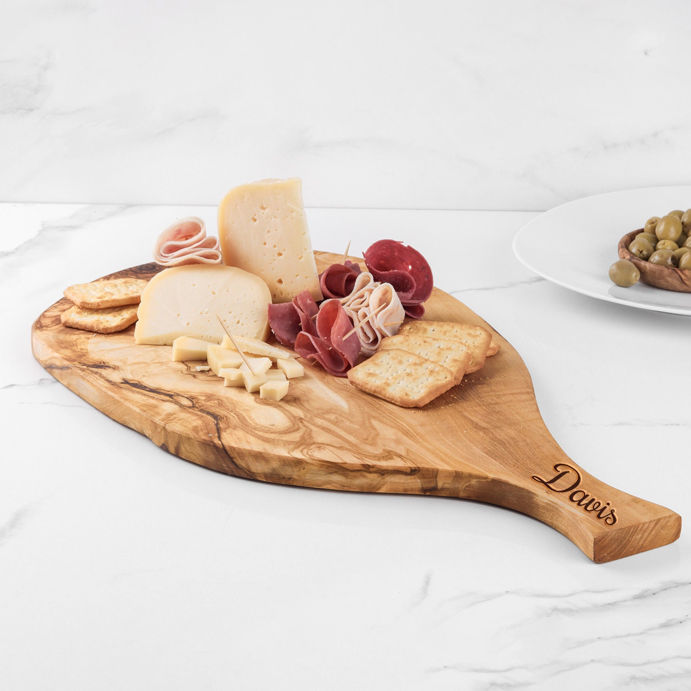 ハンドル付き大型オリーブウッドカッティングボード：パーソナライズ