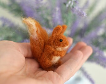 Needle felted miniature squirrel. miniatures animal. wool miniatres needle felted animals mini animals.