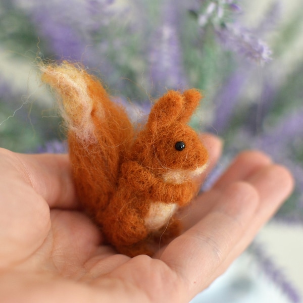 Needle felted miniature squirrel. miniatures animal. wool miniatres needle felted animals mini animals.
