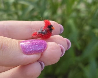 Pájaro cardenal rojo en miniatura. Casa de muñecas de cardenal rojo. Pájaros hechos a mano. Animales de lana. Regalo de cardenal.