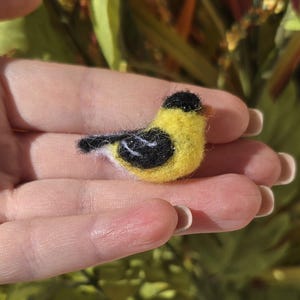 Miniature gold finch bird. Dollhouse bird.needle felted bird.