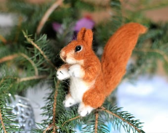 Ornement d’écureuil feutré à l’aiguille Noël. Animaux feutrés à l’aiguille. Animaux de la laine. Jouet écureuil feutré.