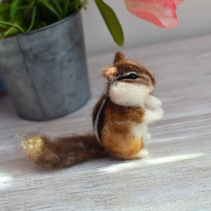 Needle felted chipmunk Needle felted animals, realistic animals animals toys wood decoration  chipmunk