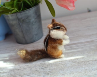 Needle felted chipmunk Needle felted animals, realistic animals animals toys wood decoration  chipmunk