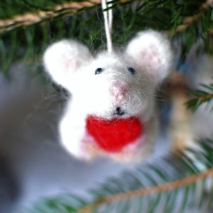 Christmas ornament needle felted mouse. Needle felted animal. White mouse with heart decoration. Wooland animals.