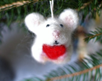 Christmas ornament needle felted mouse. Needle felted animal. White mouse with heart decoration. Wooland animals.
