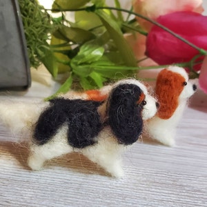 King cavalier Spaniel dog needle felted Charles Spaniel dog ornament. Christmas Spaniel doll house pet  needle felted animals wool