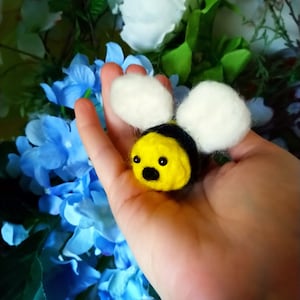 Needle felted bee. Needle felted bee decor. Needle felted animal.