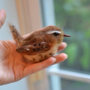Pássaros wren em feltro agulhado. Pássaros da primavera. Decoração de casa com pássaros de Páscoa. Animais em feltro agulhado. Enfeite de pássaros. Enfeite de Natal em feltro agulhado.