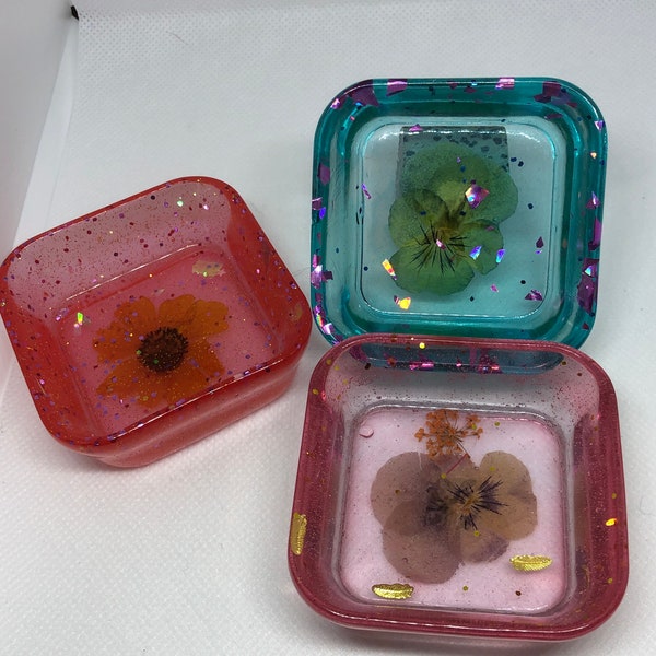 Small square resin bowls