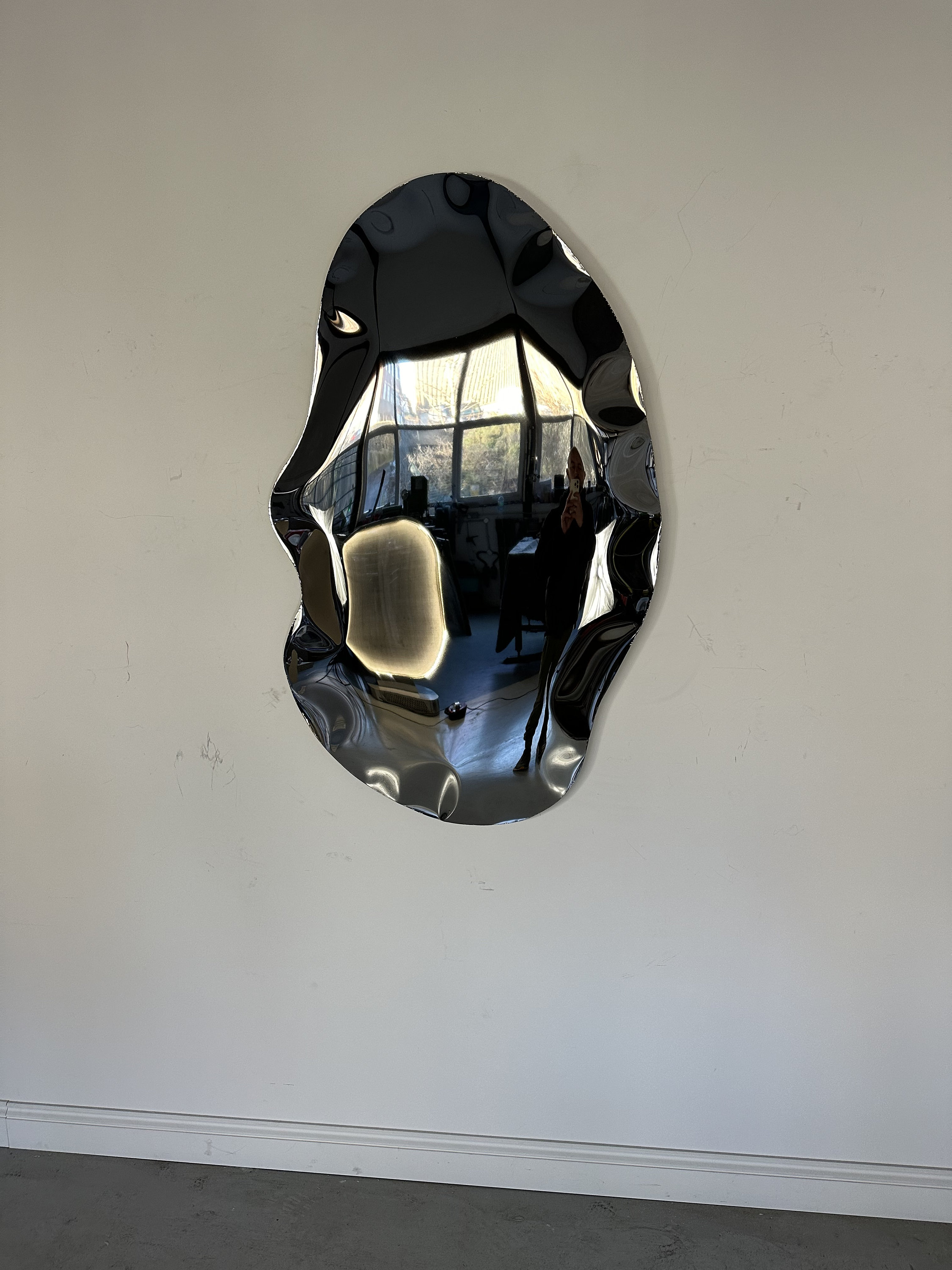 Pfützenspiegel, Skulptur, konvexer Spiegel Corvex-Spiegel, Chromspiegel,  Kunstwerk, Wandskulptur, Metallskulptur, Metallspiegel, rund -   Österreich