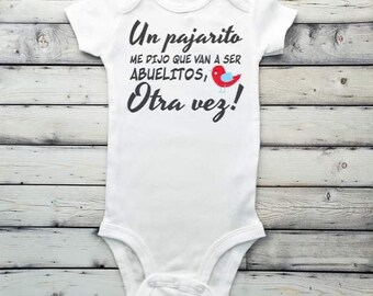 Baby Announcement Bodysuit, Surprise Pregnancy, Guess What, Baby Coming Soon, Baby Bodysuit, Pregnancy Bodysuit, IVF - Spanish Bodysuit - Pregnancy Reveal Abuelitos Grandparents Hola Abuelitos