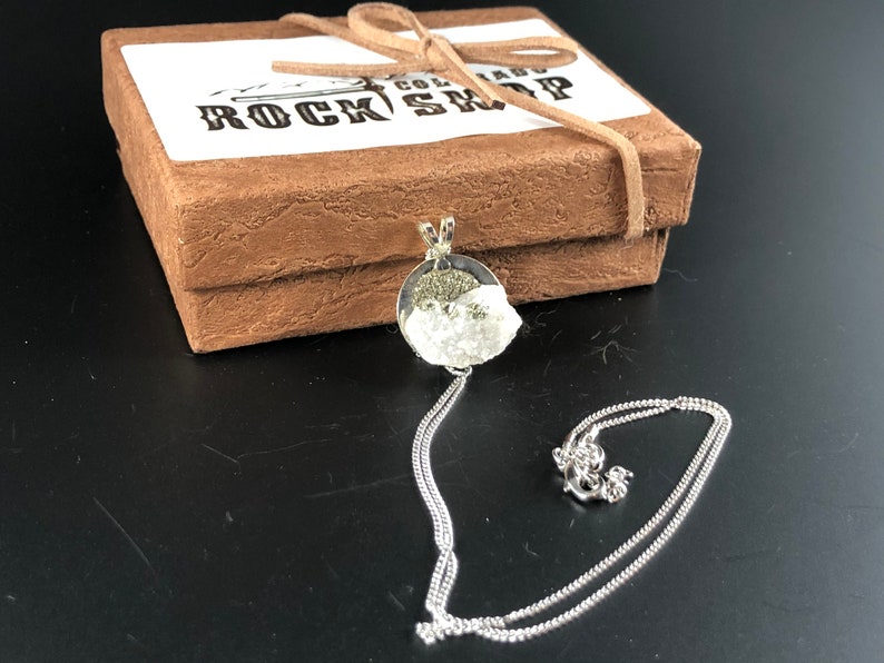 Beautiful Quartz /& Colorado Gold Pendant