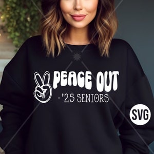 Peace Out '25 Seniors svg, Senior 2025 svg, Classe del 2025 svg, senior 2025 svg, orgoglioso senior 2025, file di taglio con testo ondulato per laureati 2025, Senior 2025
