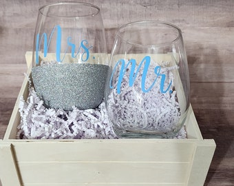Mr. and Mrs. Wedding Wine Glass, Engagement Gift, Couples Wine Glass, Personalized Wine Glasses, Wedding Gift, Mr. & Mrs., Newlywed Glasses